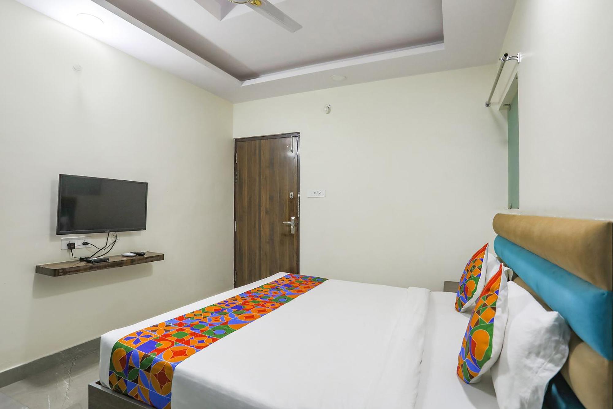 Fabhotel Sm Palace Chinhat Екстериор снимка