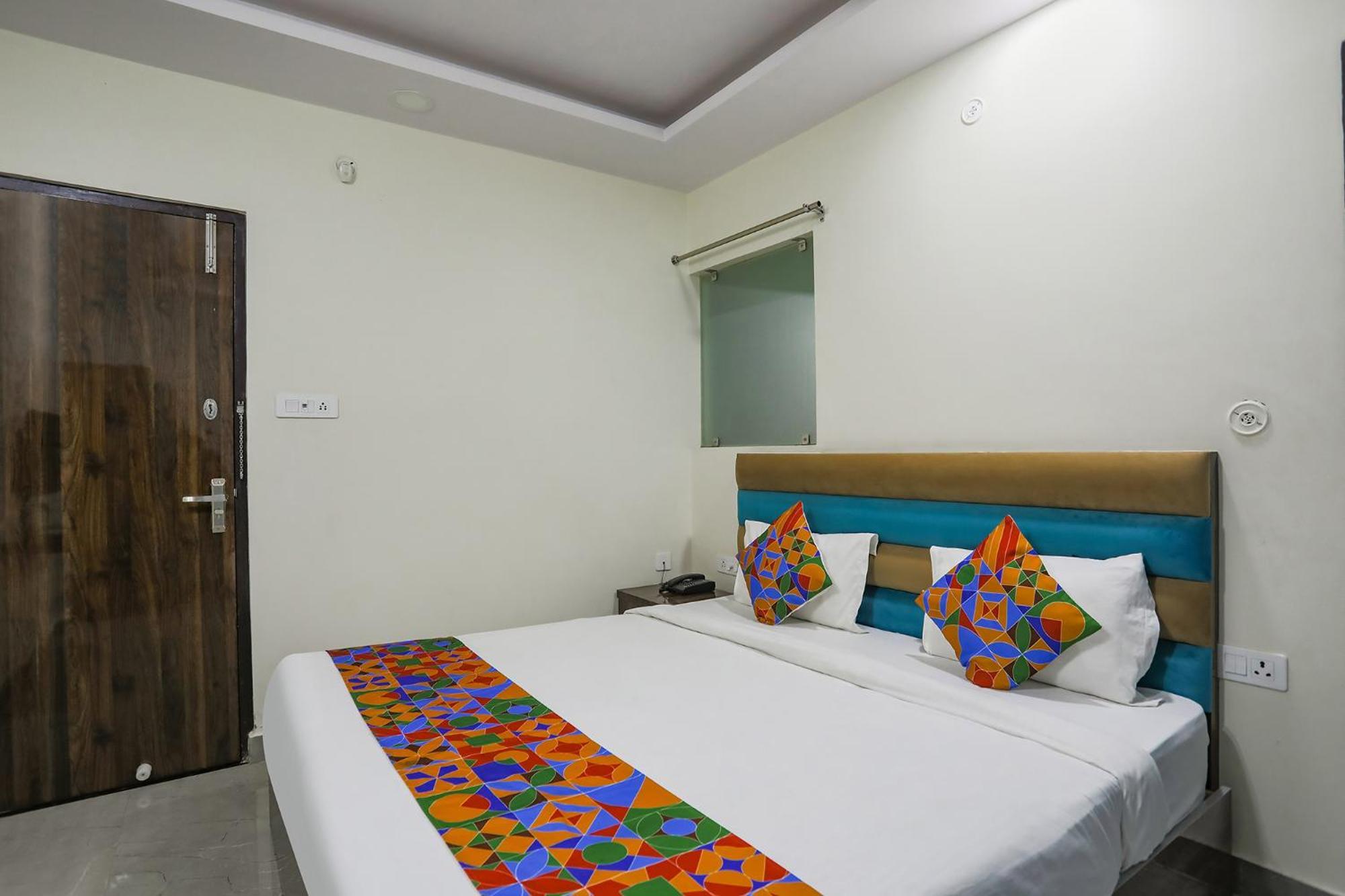 Fabhotel Sm Palace Chinhat Екстериор снимка